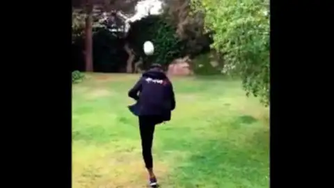 Neymar destroza un dron de un pelotazo Neymar destroza un dron de un pelotazo