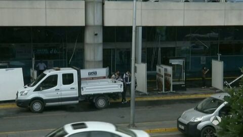 Frame 0.0 de: El aeropuerto de Atat&uuml;rk, Estambul, vuelve a operar tras el atentado