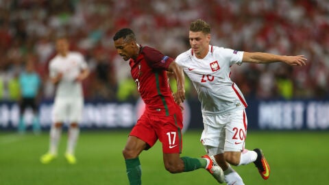 Nani conduce el bal&oacute;n ante la defensa de Piszczek
