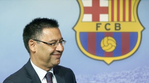 Josep Mar&iacute;a Bartomeu, junto al escudo del Barcelona