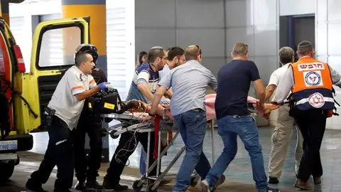 Miembros de los servicios de emergencias trasladan a un herido del ataque al centro médico Shaare Zedek de Jerusalén Miembros de los servicios de emergencias trasladan a un herido del ataque al centro médico Shaare Zedek de Jerusalén