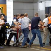 Miembros de los servicios de emergencias trasladan a un herido del ataque al centro médico Shaare Zedek de Jerusalén