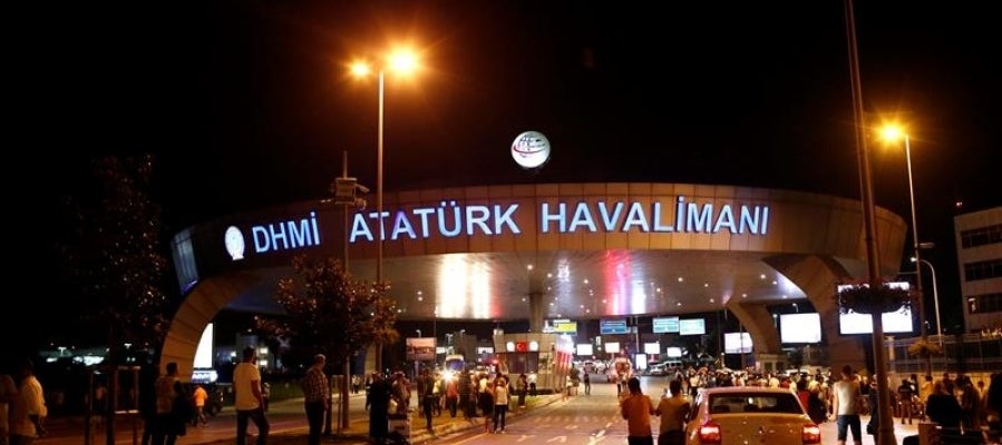 Policías aseguran el área donde un atentado perpetrado en el mayor aeropuerto de Estambul Policías aseguran el área donde un atentado perpetrado en el mayor aeropuerto de Estambul