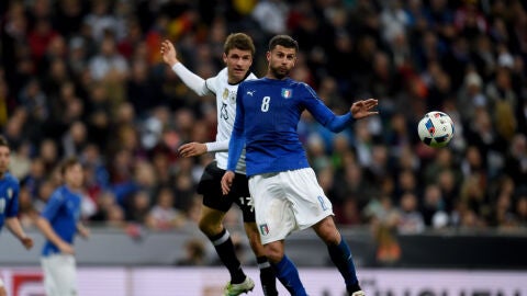 M&uuml;ller y Motta pelean por un bal&oacute;n a&eacute;reo