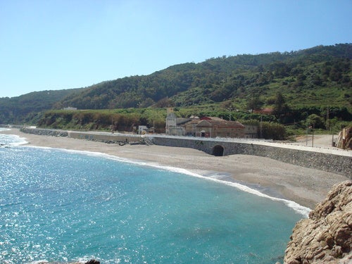 Cinco individuos han desembarcado esta media noche en Ceuta, concretamente en la playa de Benítez Cinco individuos han desembarcado esta media noche en Ceuta, concretamente en la playa de Benítez