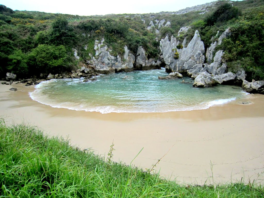 Buscan a un vecino de Cantabria desaparecido en el entorno de la playa de Gulpiyuri, en Llanes Buscan a un vecino de Cantabria desaparecido en el entorno de la playa de Gulpiyuri, en Llanes