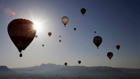 Varios globos aerost&aacute;ticos durante el vuelo inaugural del 20&ordm; European Balloon Festival, que se celebra en la ciudad catalana de Igualada