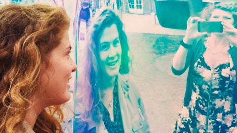 Evie Prichard es una joven que sufre prosopagnosia