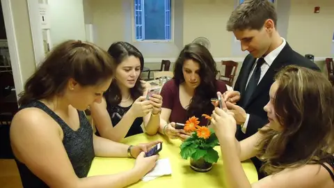 Uno de cada cuatro jóvenes reconoce usar el móvil para evitar a la gente Uno de cada cuatro jóvenes reconoce usar el móvil para evitar a la gente