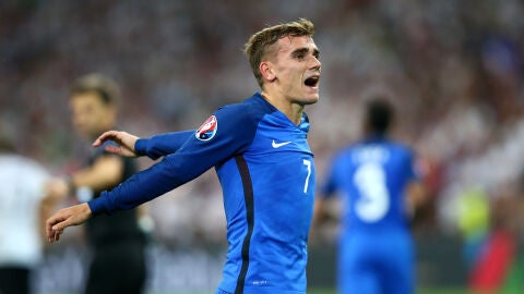 Griezmann levanta las manos hacia la afici&oacute;n en el partido de Francia