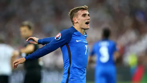 Griezmann levanta las manos hacia la afición en el partido de Francia Griezmann levanta las manos hacia la afición en el partido de Francia