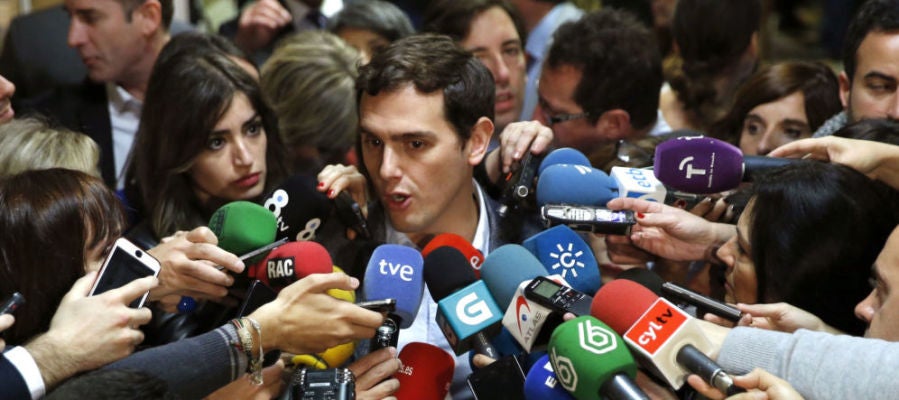 El presidente de Ciudadanos, Albert Rivera, atiende a la prensa en el Congreso de los Diputados El presidente de Ciudadanos, Albert Rivera, atiende a la prensa en el Congreso de los Diputados