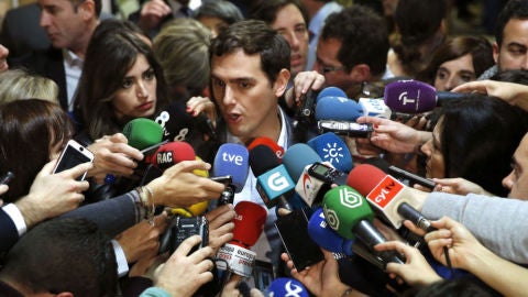 El presidente de Ciudadanos, Albert Rivera, atiende a la prensa en el Congreso de los Diputados
