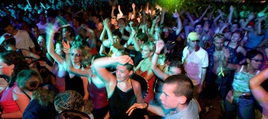 Jóvenes en una discoteca Jóvenes en una discoteca