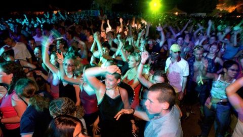 J&oacute;venes en una discoteca