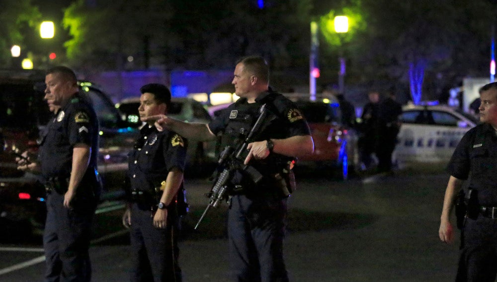 Policías en la escena del tiroteo en Dallas