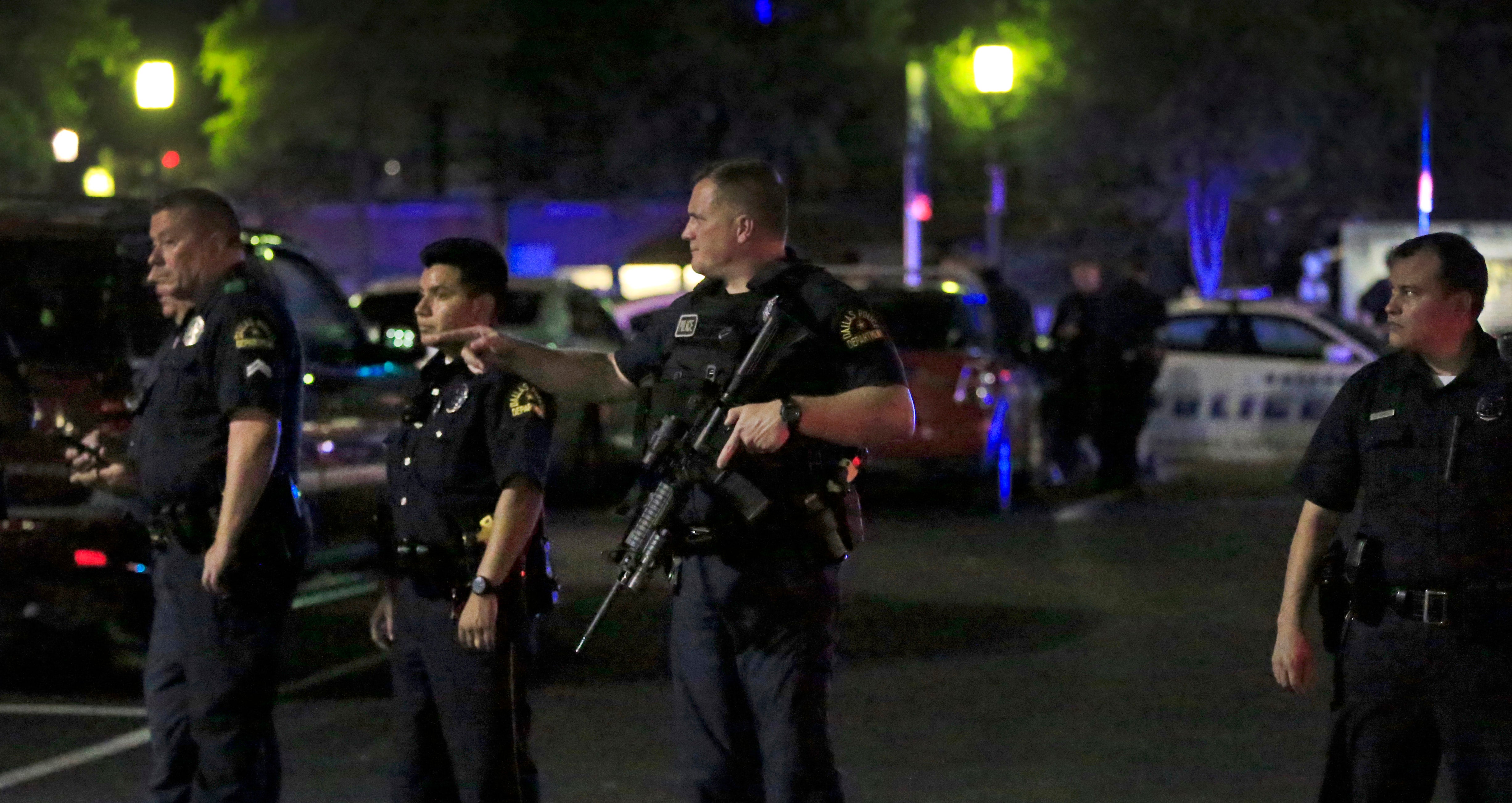 Cinco policías muertos y nueve heridos en una manifestación contra la violencia policial en Dallas Cinco policías muertos y nueve heridos en una manifestación contra la violencia policial en Dallas