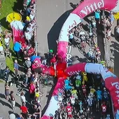 Cae la pancarta del último kilómetro de etapa del Tour al paso del pelotón de favoritos Cae la pancarta del último kilómetro de etapa del Tour al paso del pelotón de favoritos