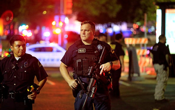 El jefe de la Policía de Dallas: "Negociamos con un sospechoso que dice que hay más bombas en Dallas" El jefe de la Policía de Dallas: "Negociamos con un sospechoso que dice que hay más bombas en Dallas"