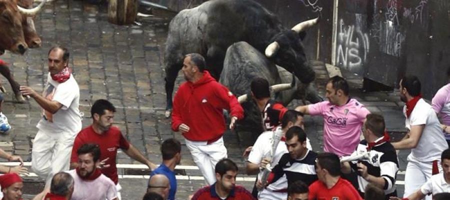 Los mozos corren en el tramo de Mercaderes ante los toros de la ganadería abulense de José Escolar Gil en el tercer encierro de los Sanfermines 2016. Los mozos corren en el tramo de Mercaderes ante los toros de la ganadería abulense de José Escolar Gil en el tercer encierro de los Sanfermines 2016.