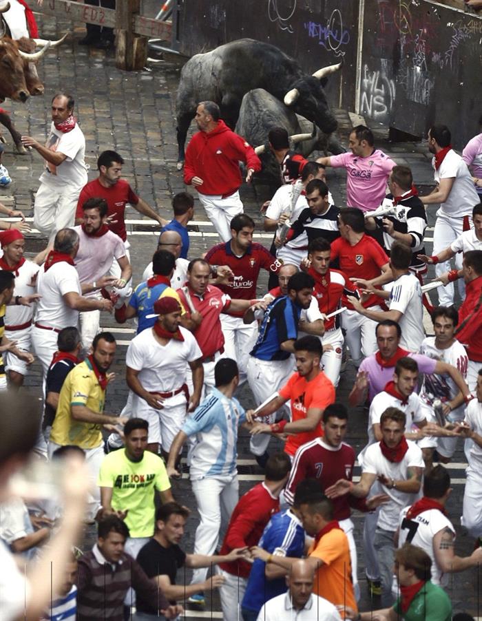 Diez heridos, dos por asta de toro, en el segundo encierro de San Fermín 2017, protagonizado por los 'Albaserradas' Diez heridos, dos por asta de toro, en el segundo encierro de San Fermín 2017, protagonizado por los 'Albaserradas'