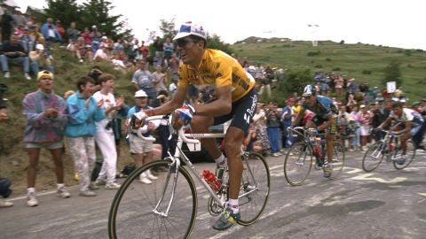 Indurain disputando una etapa del Tour