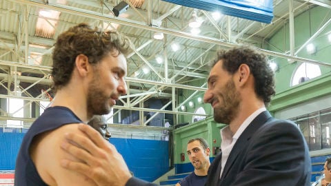 Jorge Garbajosa saluda a Pau Gasol como nuevo presidente de la FEB