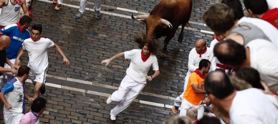 Los mozos corren ante los toros de Pedraza de Yeltes que han protagonizado un cuarto encierro rápido, marcado por la presencia masiva de mozos en el único domingo de estos Sanfermines. Los mozos corren ante los toros de Pedraza de Yeltes que han protagonizado un cuarto encierro rápido, marcado por la presencia masiva de mozos en el único domingo de estos Sanfermines.