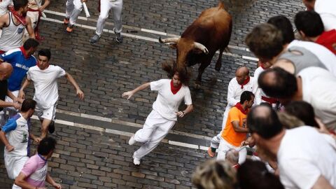  Los mozos corren ante los toros de Pedraza de Yeltes que han protagonizado un cuarto encierro r&aacute;pido, marcado por la presencia masiva de mozos en el &uacute;nico domingo de estos Sanfermines. 