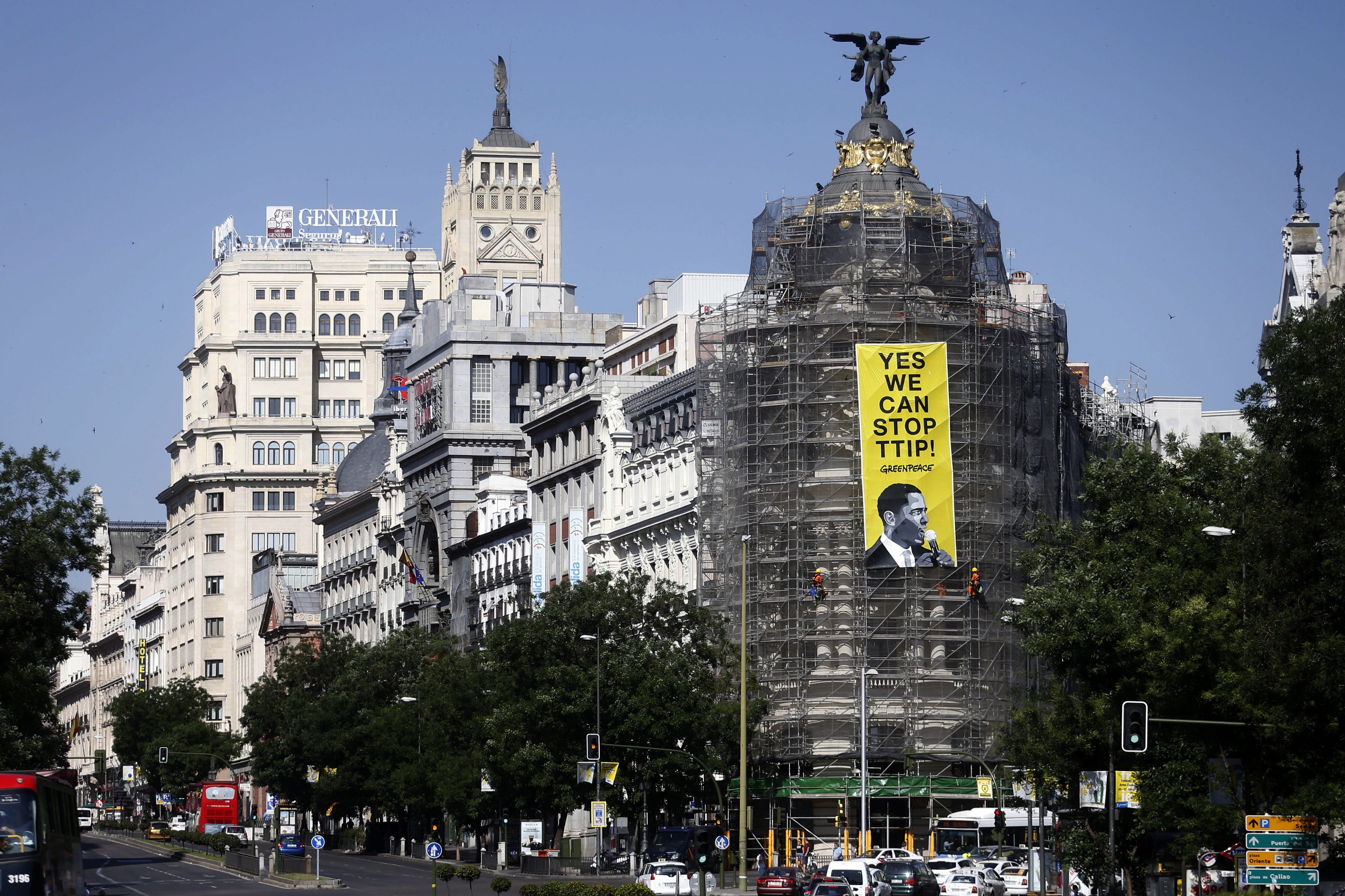 Greenpeace descuelga una pancarta contra el TTIP en Madrid dirigida a Obama Greenpeace descuelga una pancarta contra el TTIP en Madrid dirigida a Obama