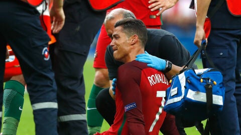 Cristiano, entre l&aacute;grimas tras caer lesionado