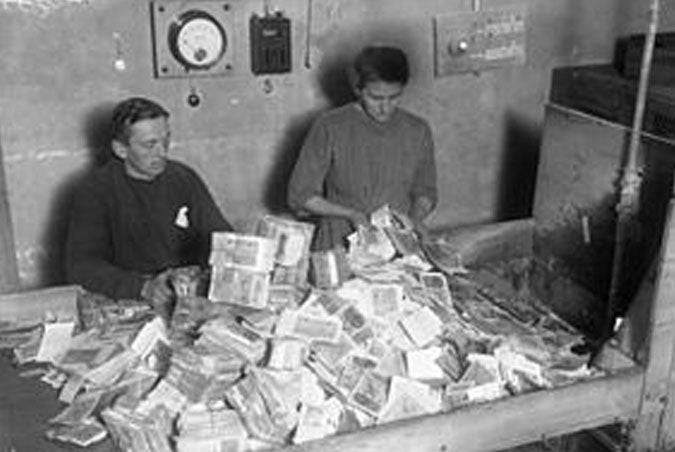 Historias de la Historia: Cuando los alemanes quemaban billetes para calentarse Historias de la Historia: Cuando los alemanes quemaban billetes para calentarse