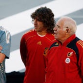 Casillas, Puyol y Luis Aragonés, en un acto en 2004