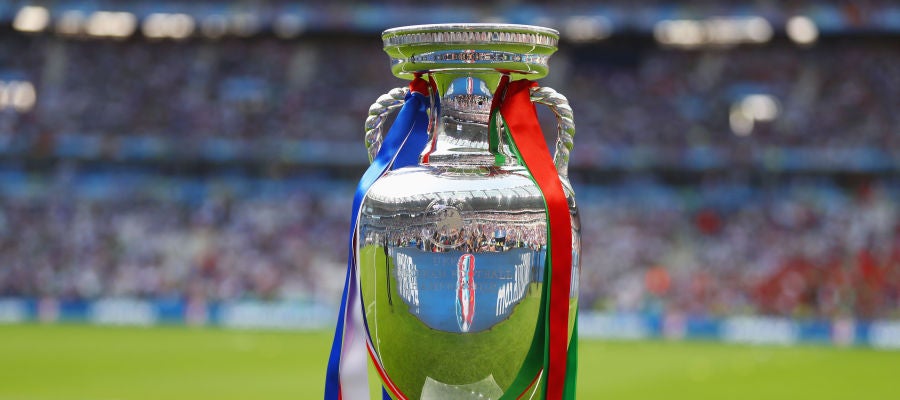 El trofeo de la Eurocopa, en Saint-Denis El trofeo de la Eurocopa, en Saint-Denis
