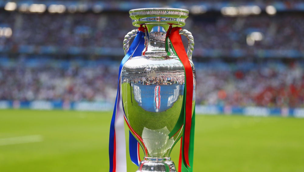 El trofeo de la Eurocopa, en Saint-Denis
