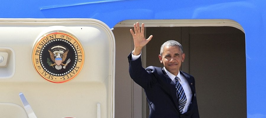 El presidente de EEUU, Barack Obama, saluda desde el Air Force One en la base aérea de Torrejón de Ardoz El presidente de EEUU, Barack Obama, saluda desde el Air Force One en la base aérea de Torrejón de Ardoz