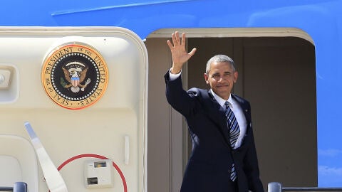 El presidente de EEUU, Barack Obama, saluda desde el Air Force One en la base a&eacute;rea de Torrej&oacute;n de Ardoz