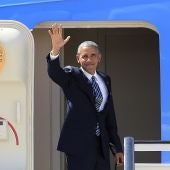 El presidente de EEUU, Barack Obama, saluda desde el Air Force One en la base aérea de Torrejón de Ardoz
