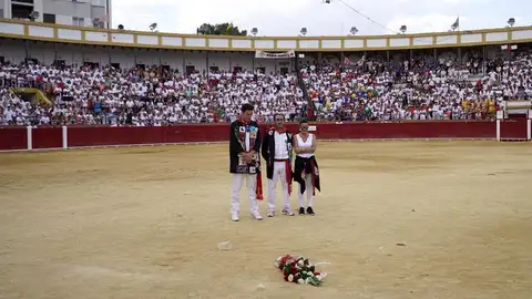 Minuto de silencio por Victor Barrio El presidente de las peñas de Pamplona, en el centro del ruedo del Coso de la Misericordia en el minuto de silencio por Victor Barrio.