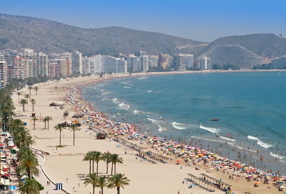 Detenidos dos menores por violar a una joven en una playa de Cullera Detenidos dos menores por violar a una joven en una playa de Cullera
