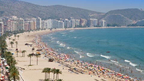 En la playa de Cullera hay que colocar la sombrilla a seis metros de la orilla