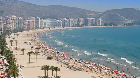 En la playa de Cullera hay que colocar la sombrilla a seis metros de la orilla En la playa de Cullera hay que colocar la sombrilla a seis metros de la orilla