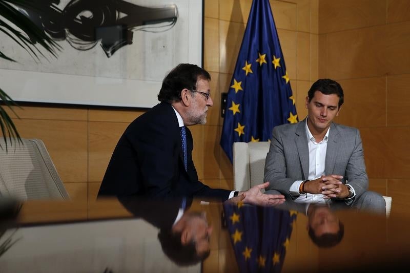Finaliza la reunión entre Rajoy y Rivera para explorar un pacto de investidura Finaliza la reunión entre Rajoy y Rivera para explorar un pacto de investidura