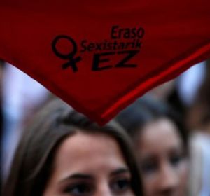 Imagen de archivo de una mujer alzando un pañuelo en contra de las agresiones sexistas en Pamplona Imagen de archivo de una mujer alzando un pañuelo en contra de las agresiones sexistas en Pamplona