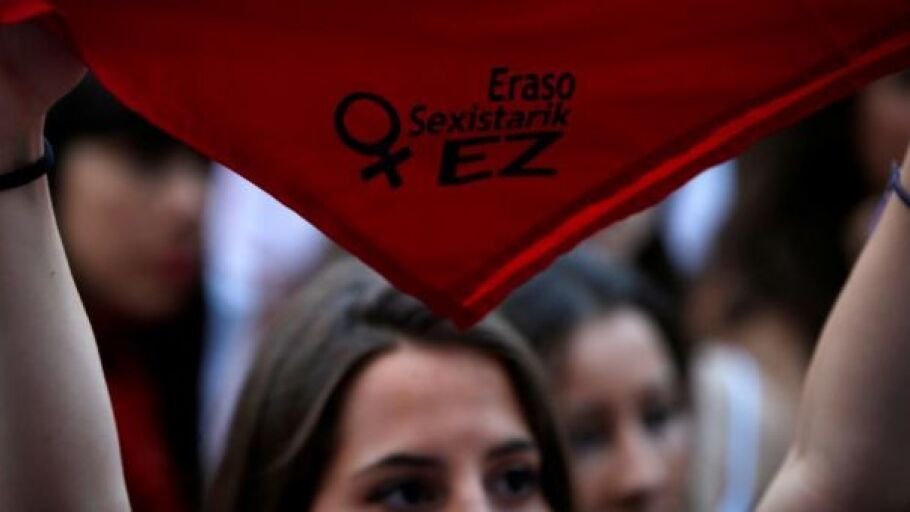 Imagen de archivo de una mujer alzando un pa&ntilde;uelo en contra de las agresiones sexistas en Pamplona