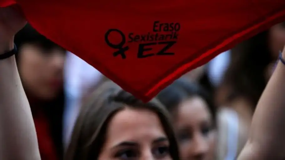 Imagen de archivo de una mujer alzando un pañuelo en contra de las agresiones sexistas en Pamplona Imagen de archivo de una mujer alzando un pañuelo en contra de las agresiones sexistas en Pamplona