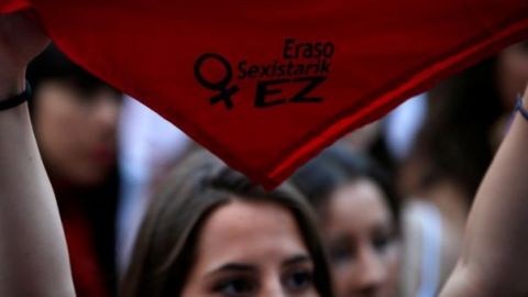 Imagen de archivo de una mujer alzando un pa&ntilde;uelo en contra de las agresiones sexistas en Pamplona