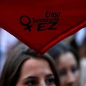 Imagen de archivo de una mujer alzando un pañuelo en contra de las agresiones sexistas en Pamplona