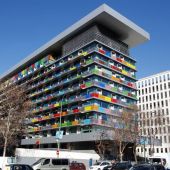 La fachada colorida del edificio del Instituto Nacional de Estadística (INE)
