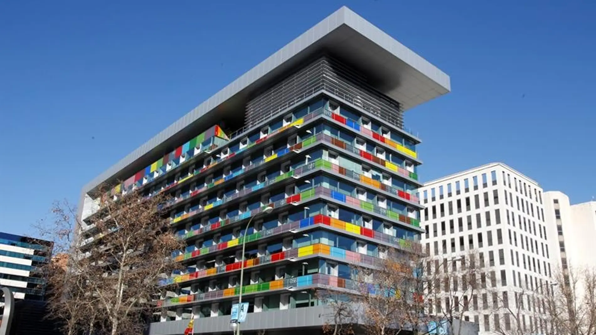 La fachada colorida del edificio del Instituto Nacional de Estadística (INE)